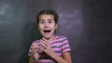 Kız teen sürpriz korku terör korkusu büyük gözleri studio ağır çekim