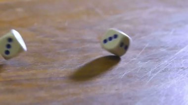 küpleri zar masaya, ağır çekim video düşmek