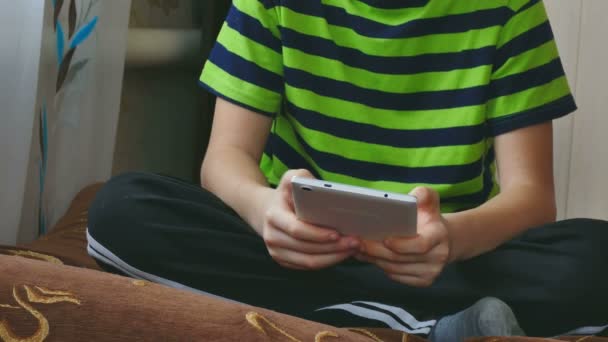 Niño adolescente jugando en la tableta de navegación por Internet — Vídeos de Stock