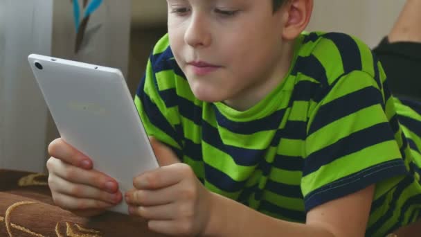 Menino jogo adolescente jogando no tablet navegação na internet — Vídeo de Stock
