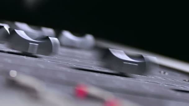 Člověk přináší hudebník konzole směšovač hudební studio dálkové — Stock video