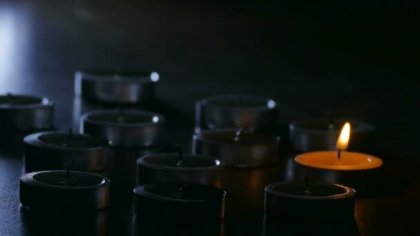 夜のロマンチックなキャンドル燃焼キャンドル香りまだ命の火 — ストック動画