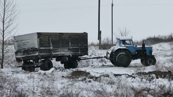 Remorque tracteur glisse coincé dans la neige sur la route hiver — Video