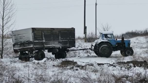 Rimorchio del trattore scivola bloccato nella neve sulla strada inverno — Video Stock