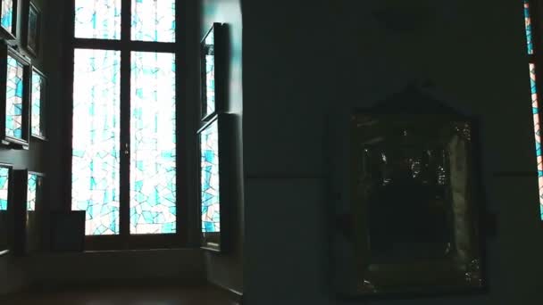 Ventana religión en la iglesia mosaico luz del sol oscuro — Vídeo de stock