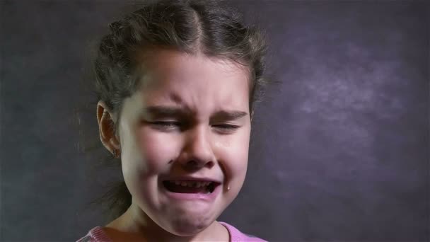 女孩的呼声青少年泪流下应力慢动作的肖像问题 — 图库视频影像