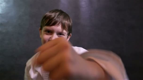 Karate pojke kämpar kid slag på kameran slow motion — Stockvideo
