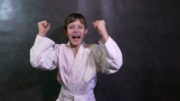 Karate chłopak krzyczy dziecko sukcesu nastolatek zwycięstwo raduje się zwolnionym tempie — Wideo stockowe