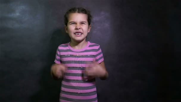 Дівчина конфлікт кричить сварка сердитий махає підлітком своїми руками повільний рух — стокове відео