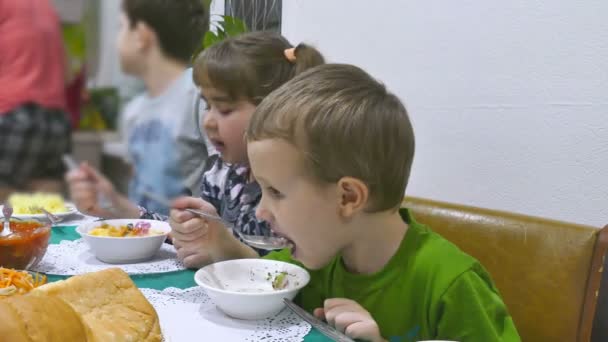 Niños desayunan cumpleaños familia navidad chico y chica comiendo celebración — Vídeo de stock