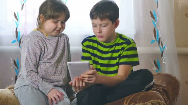 Kinderen spelen in de Tablet — Stockvideo