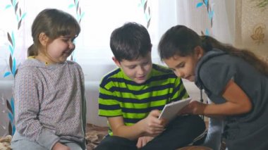 tablet iki kız ve bir erkek çocuk oyun