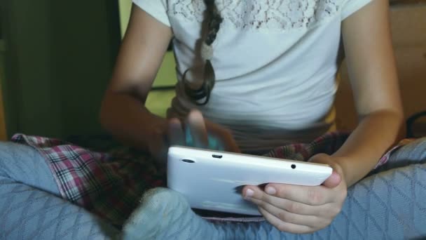 Fille adolescent avec la navigation tablette dans la chambre en ligne regarder internet — Video