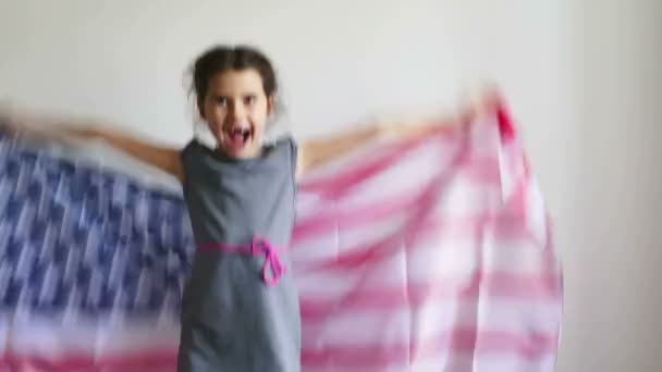 Menina adolescente gritando segurando bandeira americana EUA — Vídeo de Stock