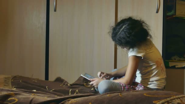 Meisje tiener met het doorbladeren van de tablet in de kamer kijken internet online — Stockvideo