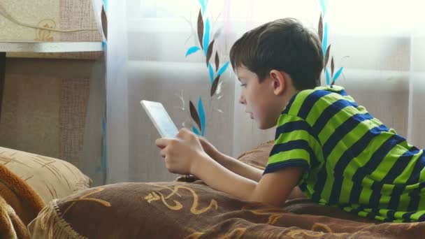 Garçon adolescent jouer sur tablette — Video