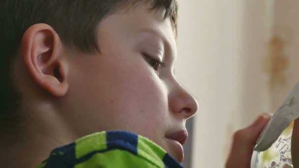 Έφηβος αγόρι τρώγοντας ζελέ πλαστικό κύπελλο — Αρχείο Βίντεο
