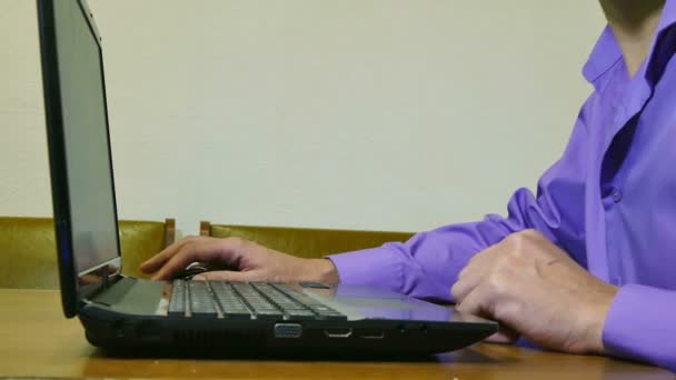 Man aan het werk op laptop typen van tekst — Stockvideo