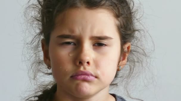 Chica depresión adolescente llorando lágrimas flujo — Vídeo de stock