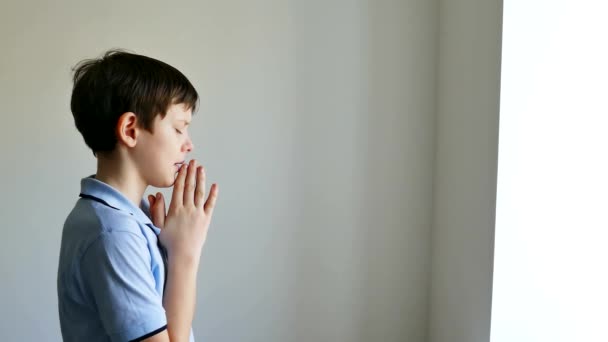 Çocuk genç inanç Tanrı kilisede dua — Stok video