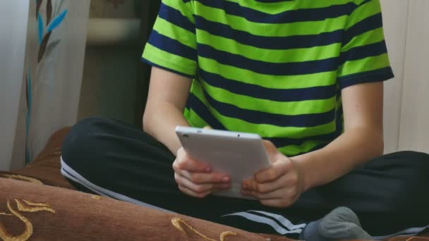 Chico adolescente jugando en tableta navegación por Internet — Vídeos de Stock