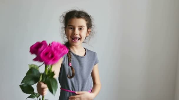 Kız mutlu teen çiçek gül verir — Stok video