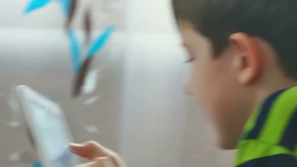 Мальчик подросток, играющий на планшетных играх Интернет — стоковое видео