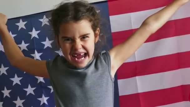 Девушка кричит подросток держа США американский флаг — стоковое видео