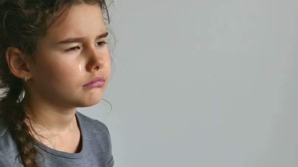 Fille adolescent pleurer larmes dépression flux — Video