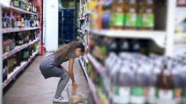 süpermarkette kız genç Suyu su kola satın almak için