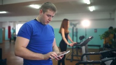 koşu bandı fitness, sağlıklı yaşam, spor tablete spor salonu kızla adam Koç