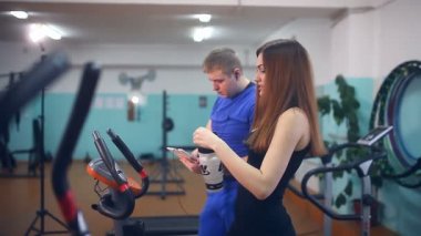 Kız atlet içme suyu spor eğitmenleri sporda yorgun