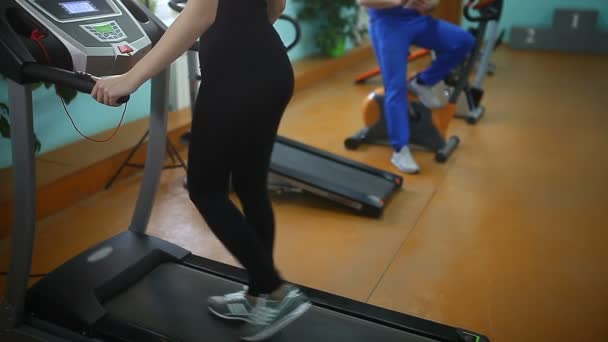 Γυναίκα γυμναστήριο, τζόκινγκ κομμάτι αθλητισμού λεία — Αρχείο Βίντεο