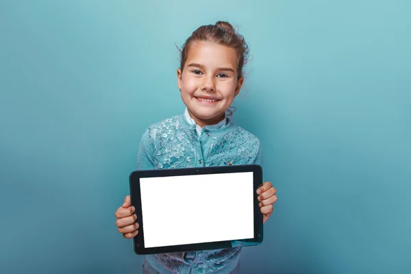 Teenie-Mädchen von europäischem Aussehen in sieben Jahren der Hände holdi — Stockfoto