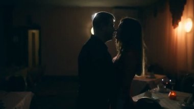 erkek ve kadın siluet çift ışık gece Cafe romantik öpücük