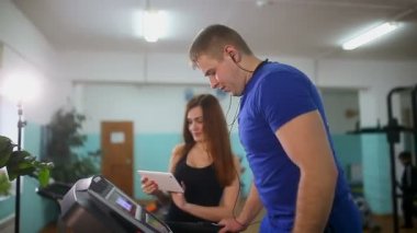 adam koşu bandı eğitmen, kız salonunda treadmill Spor sağlıklı bir yaşam tarzı