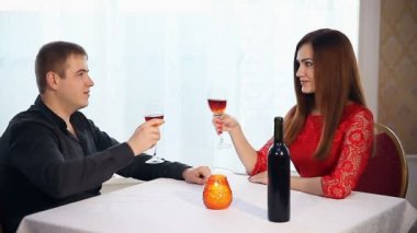 adam ve kadın romantik akşam şarap, Sevgililer günü içme restoranda seviyorum