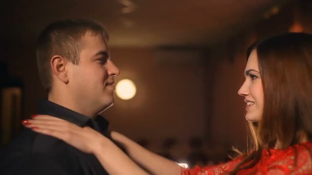 Man en vrouw romantische kus avond verliefd kaars restaurant Valentines Day — Stockvideo