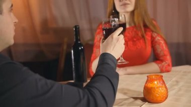 adam ve kadın romantik akşamı restoranda mum Sevgililer günü içme şarap seviyorum