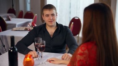 erkek ve kadın romantik akşam şarap, Sevgililer günü içme restoranda seviyorum