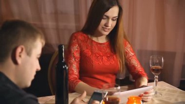 adam ve kız smartphone çift ve tablet kafede romantik Sevgililer günü akşam seviyorum