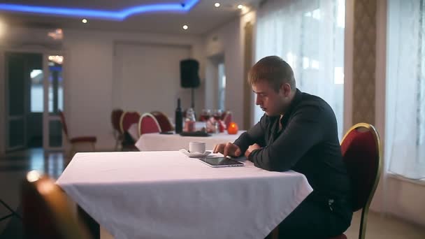 Homme avec votre tablette dans le café boire du café internet — Video