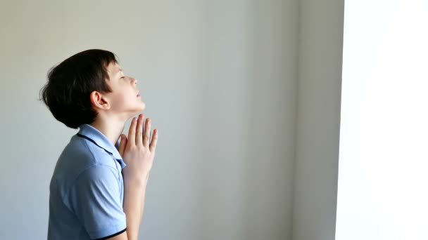 Niño adolescente orando iglesia creencia en dios — Vídeos de Stock