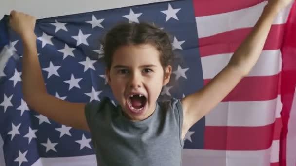 Lány kiabálás tini gazdaság usa amerikai zászló a függetlenség napja — Stock videók