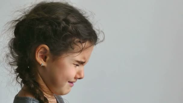 Девочка плачет слезы поток депрессии — стоковое видео