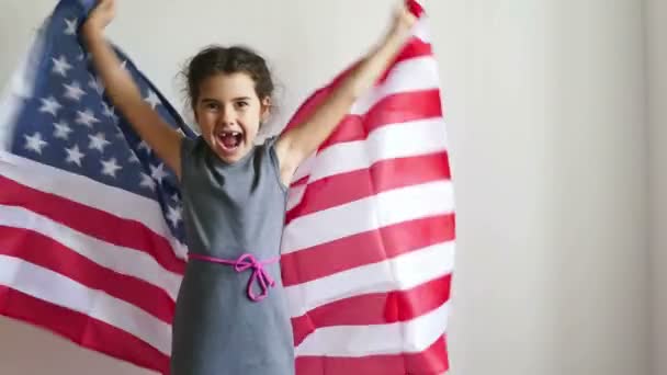 Menina adolescente gritando segurando bandeira americana EUA — Vídeo de Stock