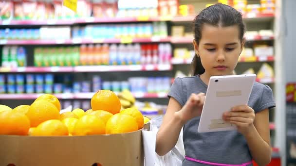Supermercado menina e tablet — Vídeo de Stock