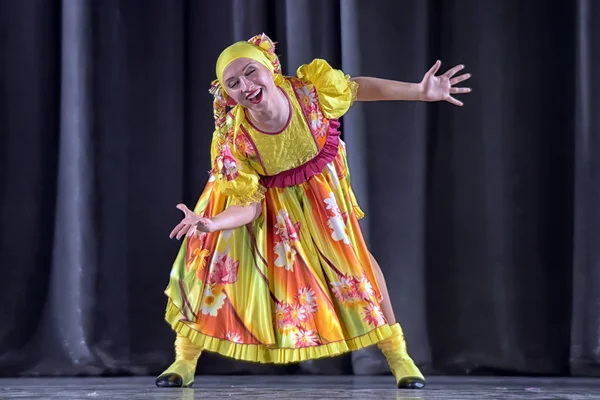 Desempenho Teatral Infantil Grupo Dança Traje Nacional Rússia São Petersburgo — Fotografia de Stock