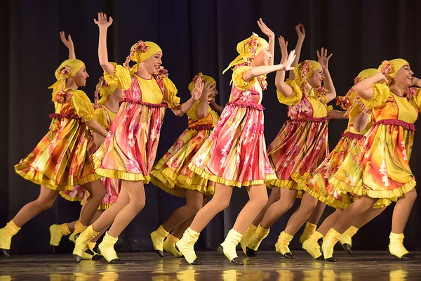Desempenho Teatral Infantil Grupo Dança Traje Nacional Rússia São Petersburgo — Fotografia de Stock