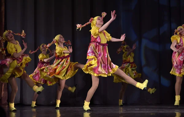 Dětské Divadelní Představení Taneční Skupiny Národním Kostýmu Rusko Petrohrad — Stock fotografie